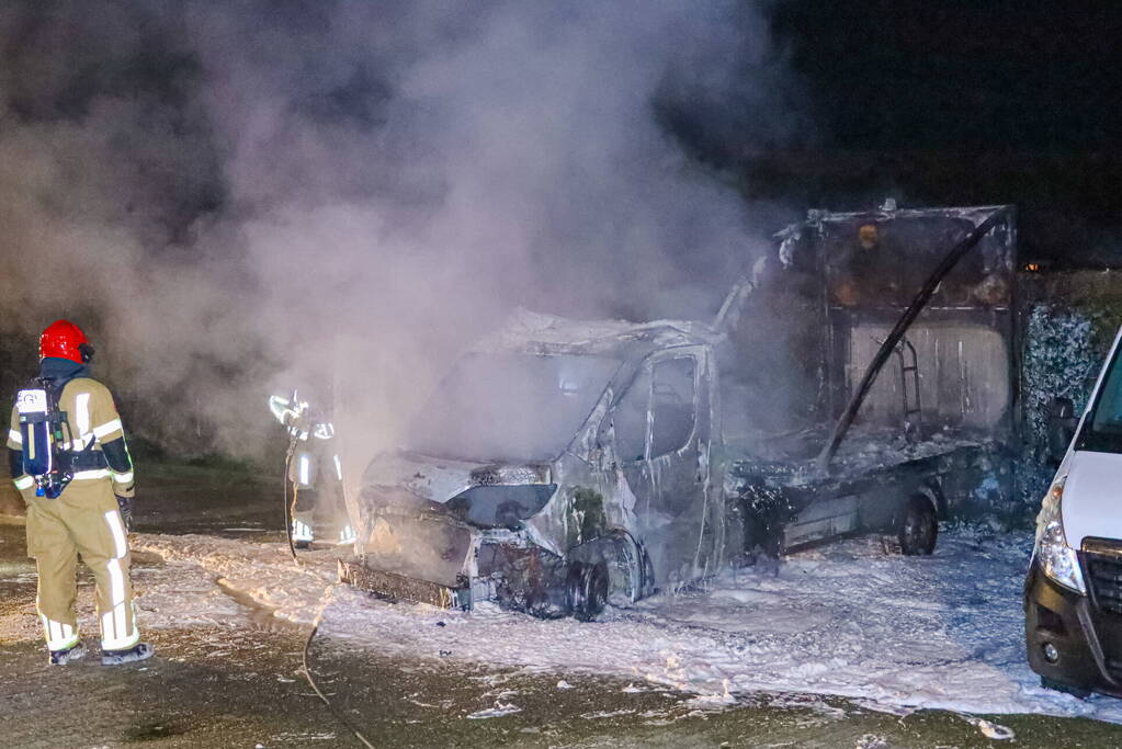Bakwagen volledig uitgebrand
