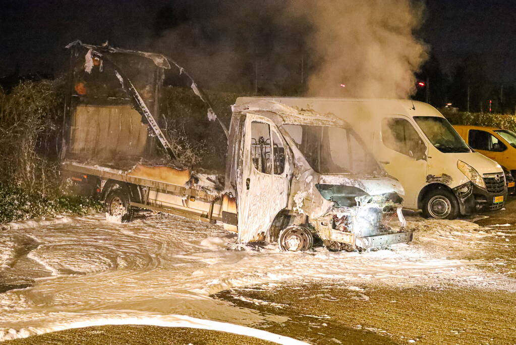 Bakwagen volledig uitgebrand