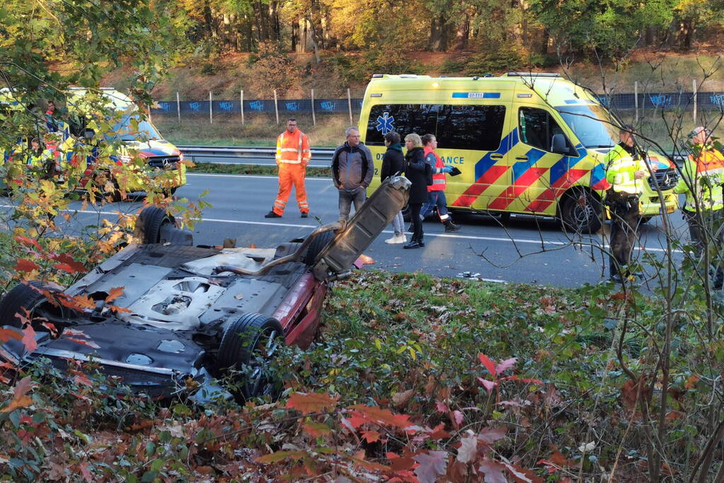 Twee gewonden nadat auto over de kop vliegt op snelweg