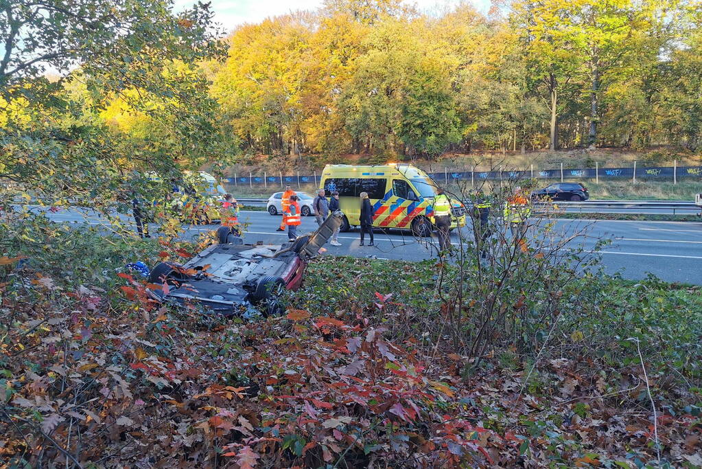 Twee gewonden nadat auto over de kop vliegt op snelweg