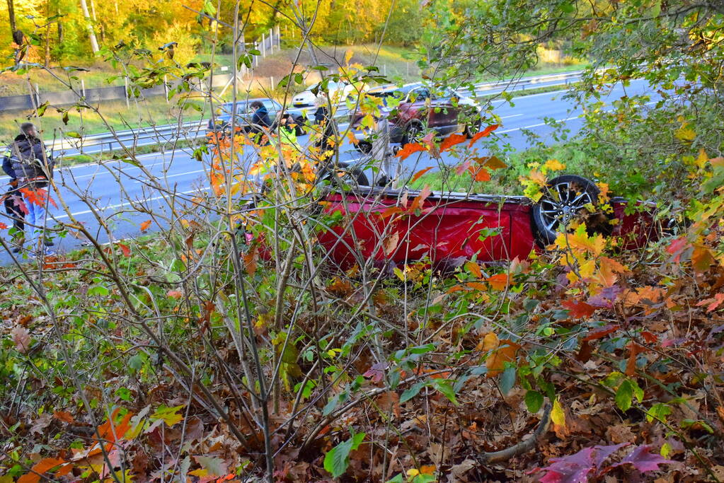 Twee gewonden nadat auto over de kop vliegt op snelweg