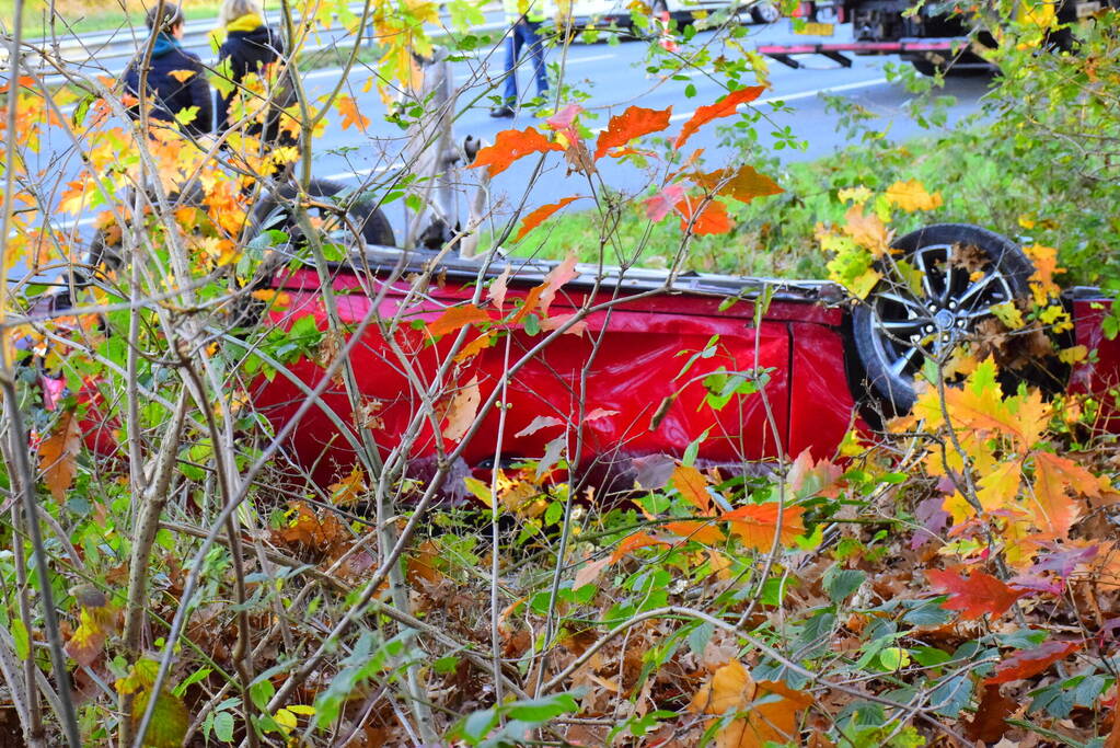 Twee gewonden nadat auto over de kop vliegt op snelweg