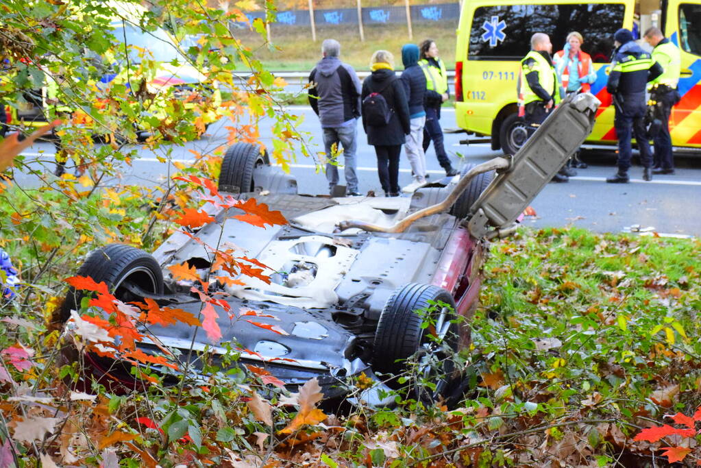 Twee gewonden nadat auto over de kop vliegt op snelweg