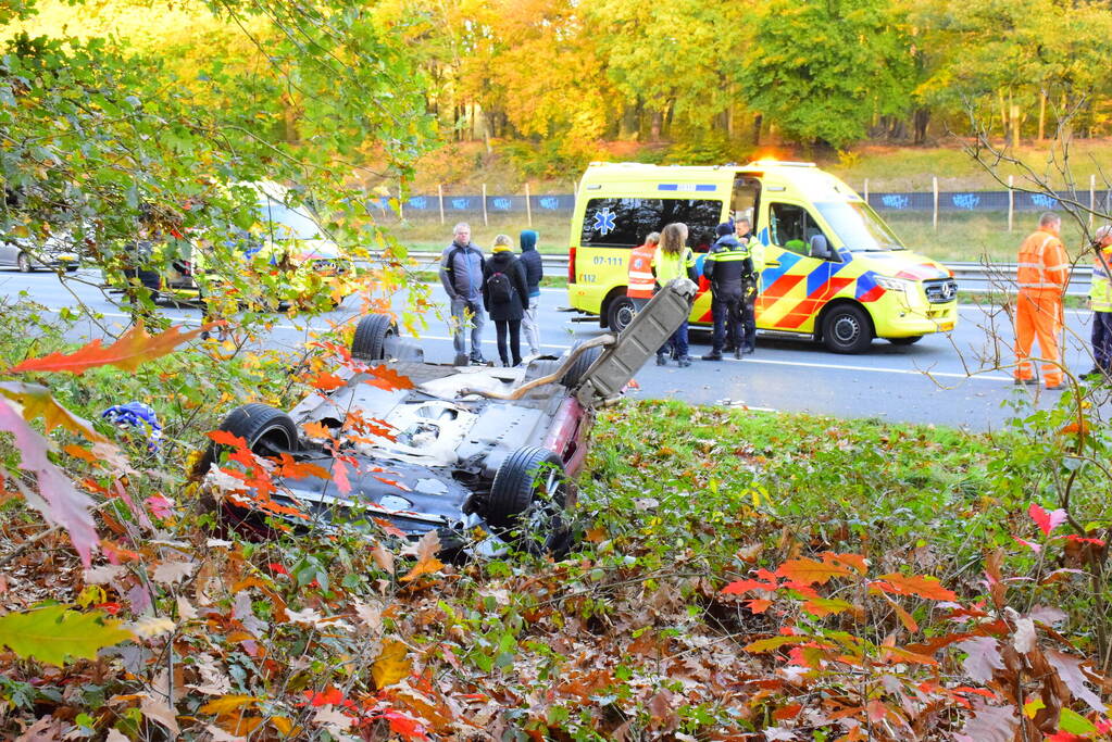 Twee gewonden nadat auto over de kop vliegt op snelweg