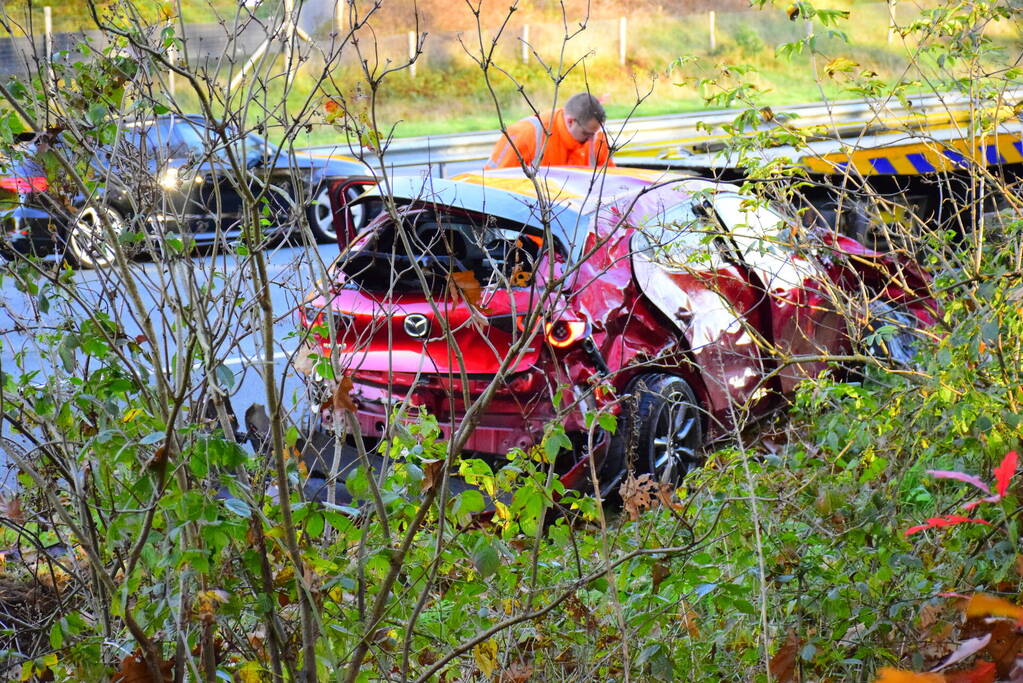 Twee gewonden nadat auto over de kop vliegt op snelweg