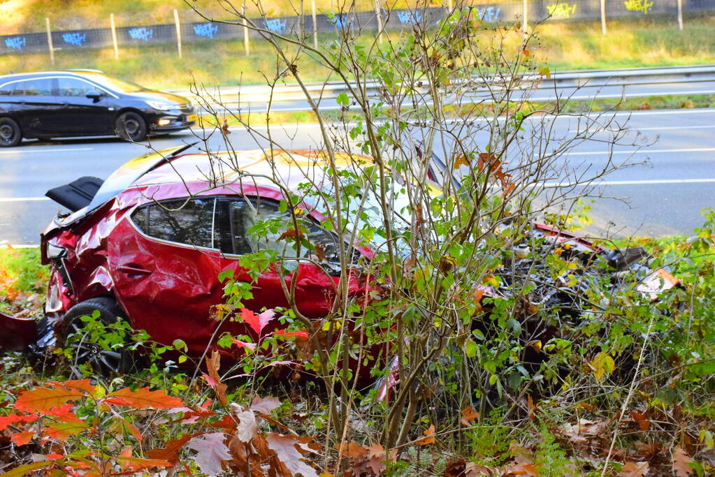 Twee gewonden nadat auto over de kop vliegt op snelweg