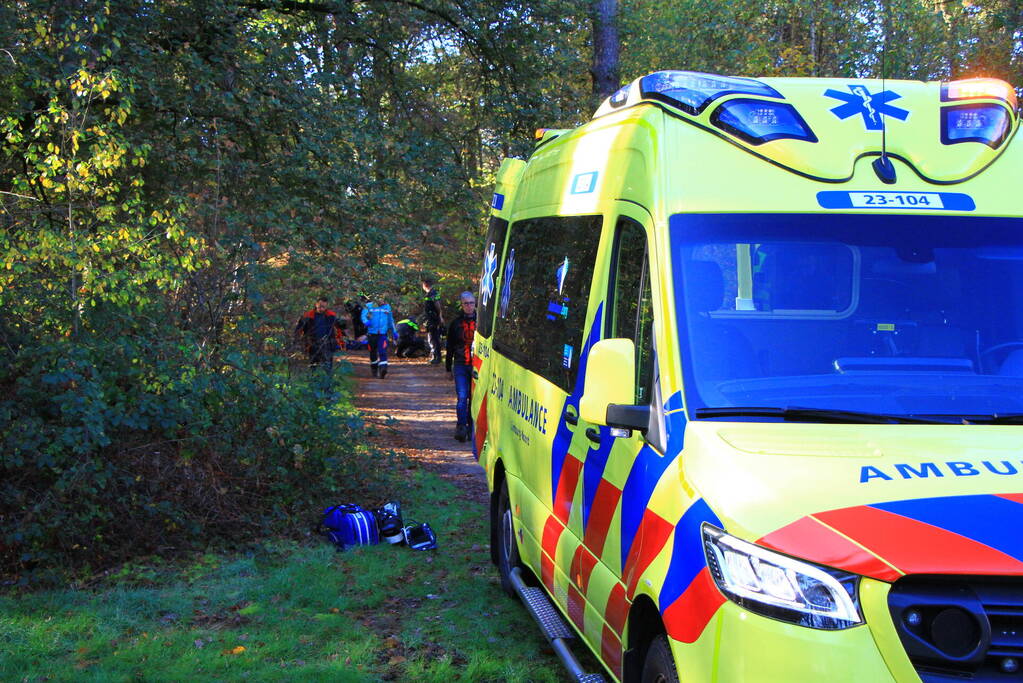 Meerdere mountainbikers ten val in bos, één zwaargewond