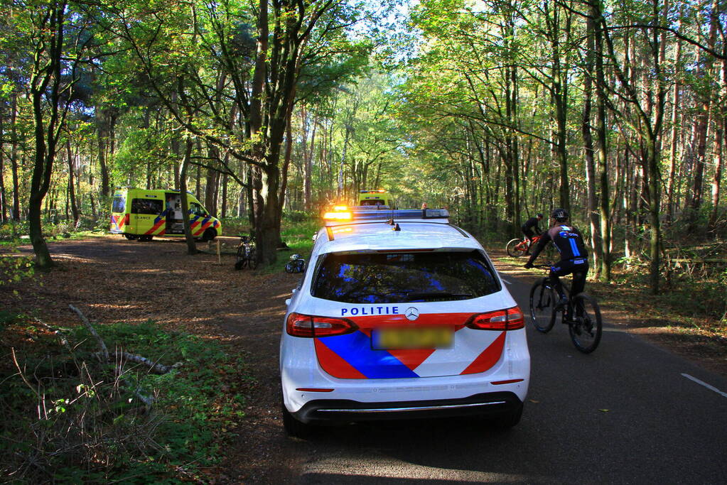 Meerdere mountainbikers ten val in bos, één zwaargewond
