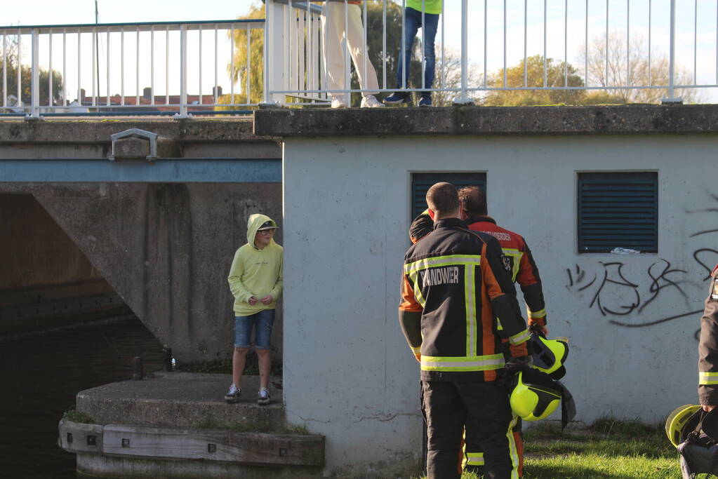 Brandweer bevrijdt vastzittende jongen