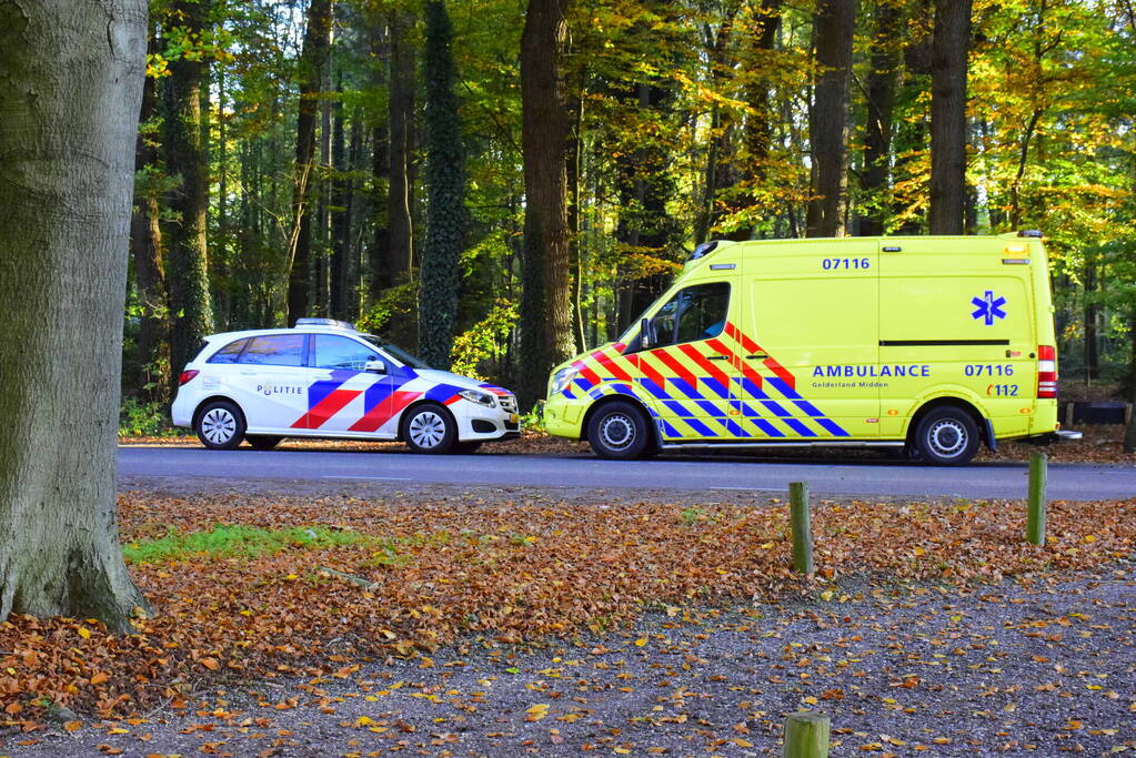 Voorbijgangers vinden man met verward gedrag in bos