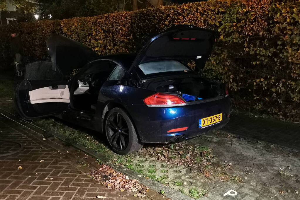 Auto brandt volledig uit in woonwijk