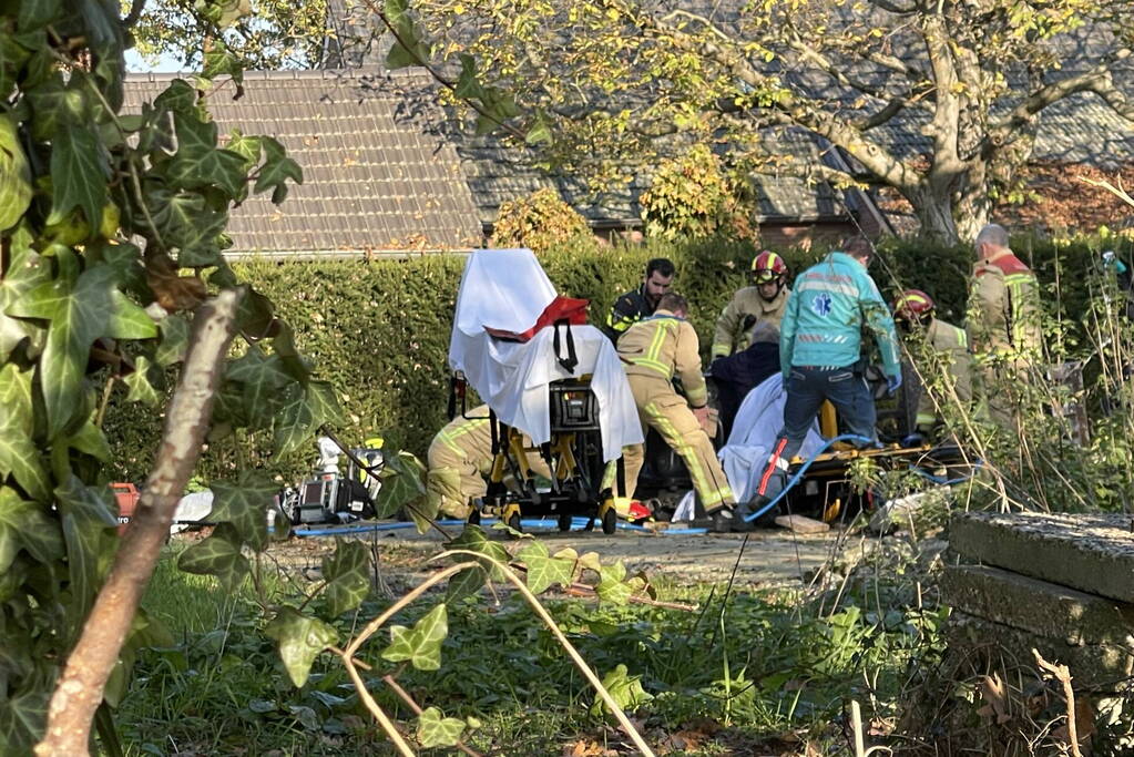 Man gewond na beknelling onder graafmachine