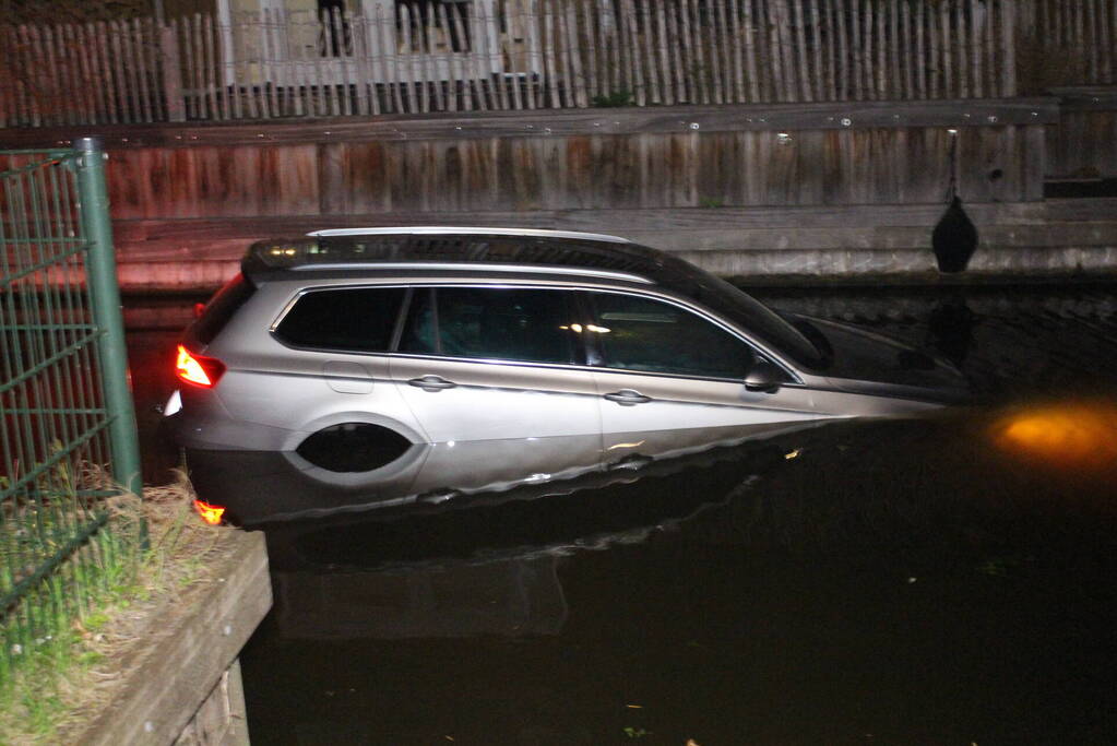 Auto belandt in water