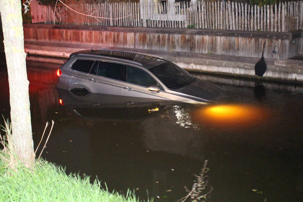 Auto belandt in water