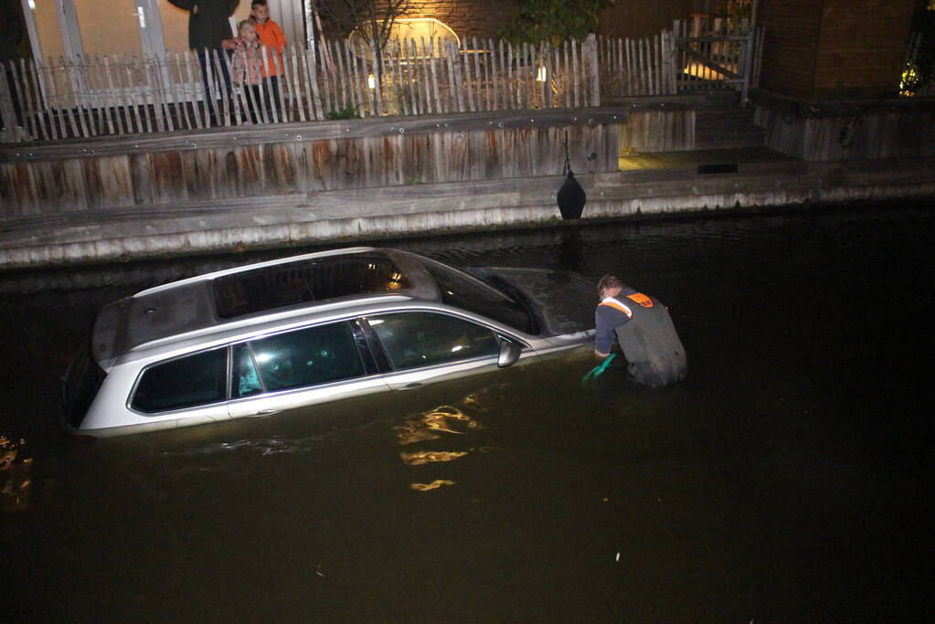 Auto belandt in water