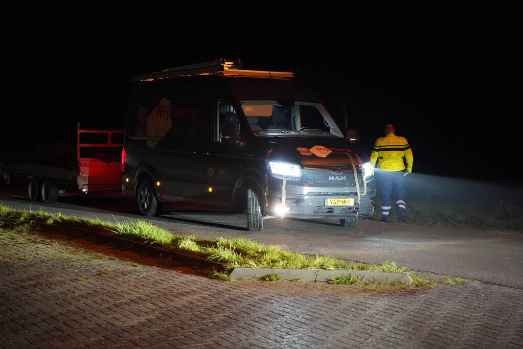 Veel schade bij ongeval tussen bestelbus en auto