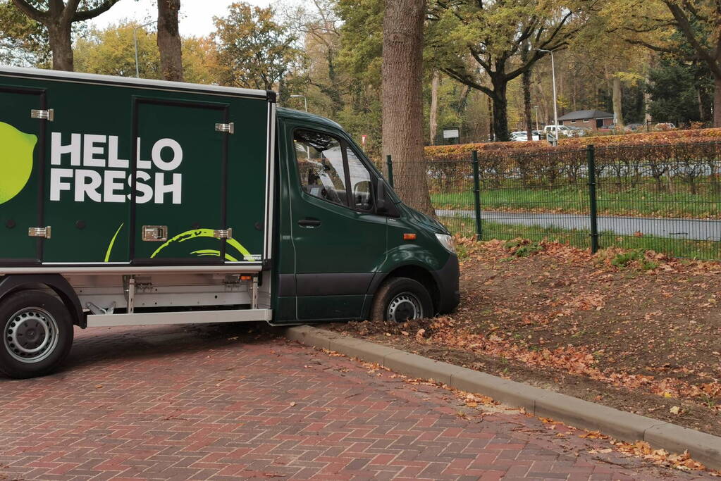 Hello Fresh bakwagen rijdt zich klem