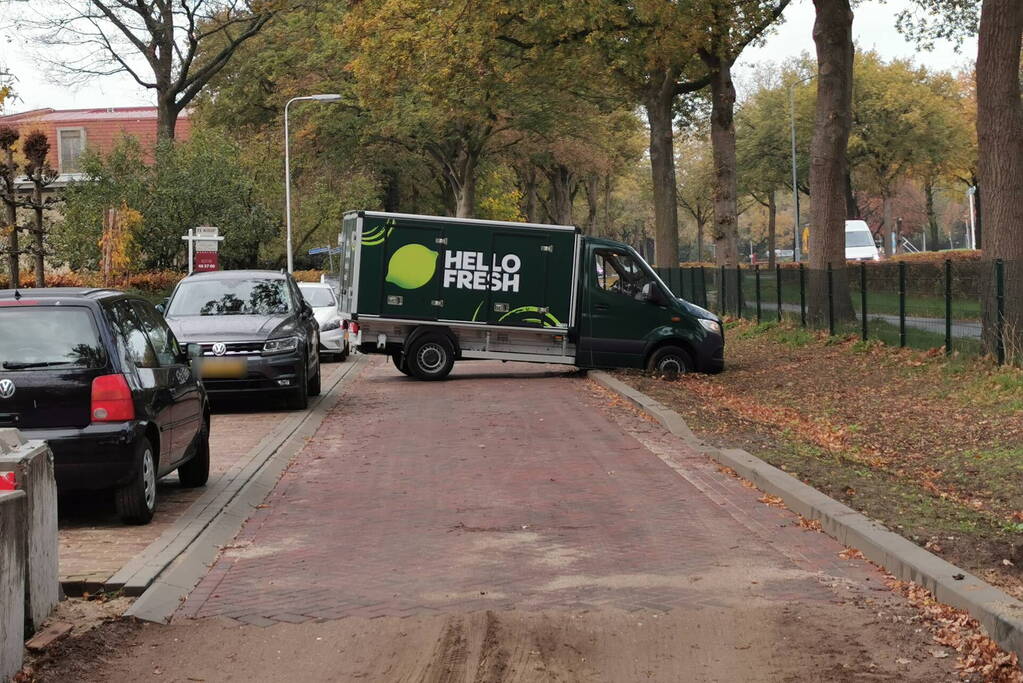 Hello Fresh bakwagen rijdt zich klem