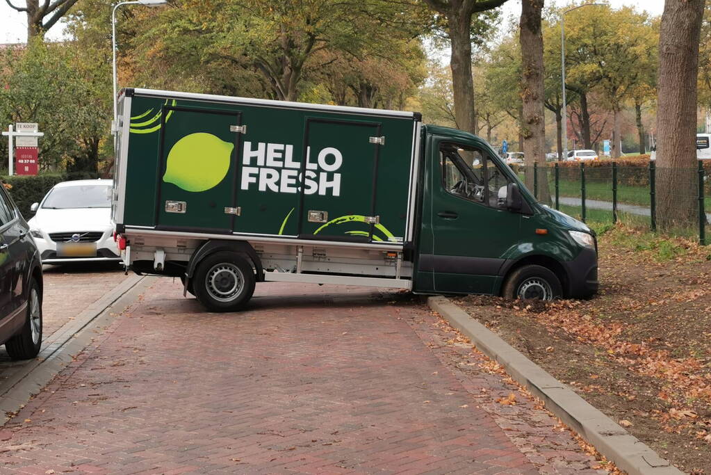 Hello Fresh bakwagen rijdt zich klem