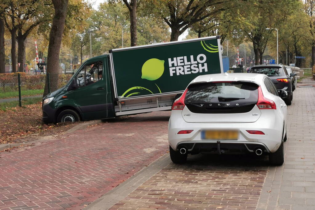 Hello Fresh bakwagen rijdt zich klem