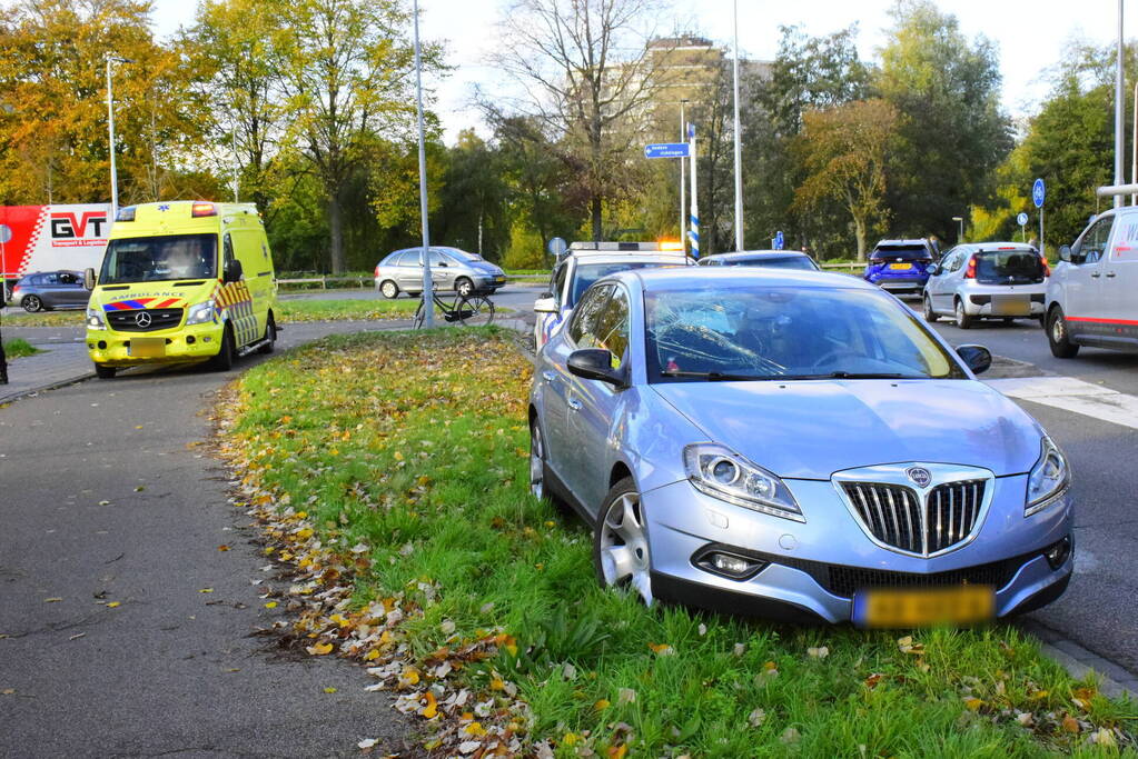 Fietsster op e-bike belandt op voorruit bij ongeluk