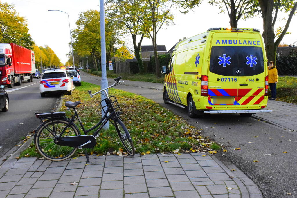 Fietsster op e-bike belandt op voorruit bij ongeluk