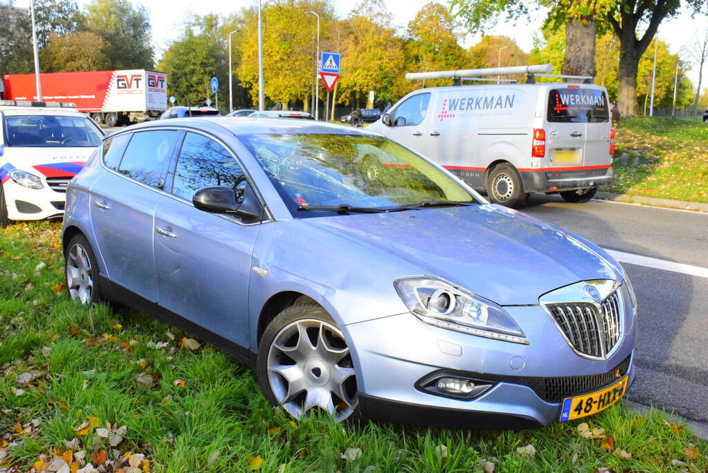 Fietsster op e-bike belandt op voorruit bij ongeluk