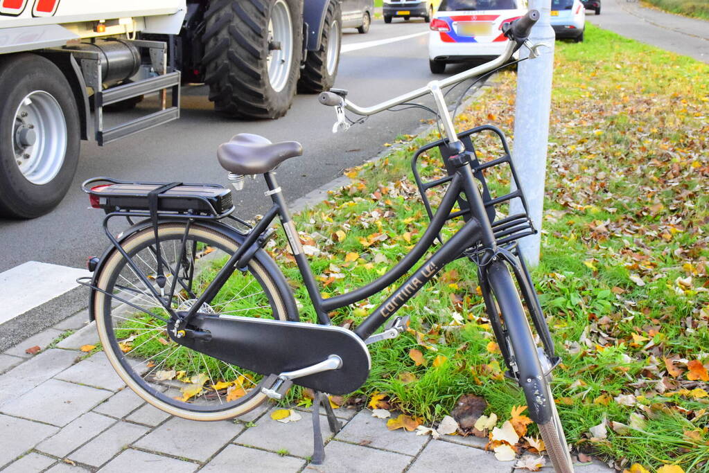 Fietsster op e-bike belandt op voorruit bij ongeluk