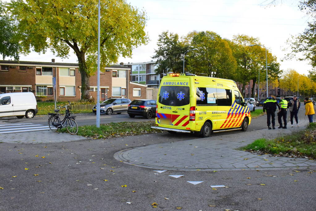 Fietsster op e-bike belandt op voorruit bij ongeluk