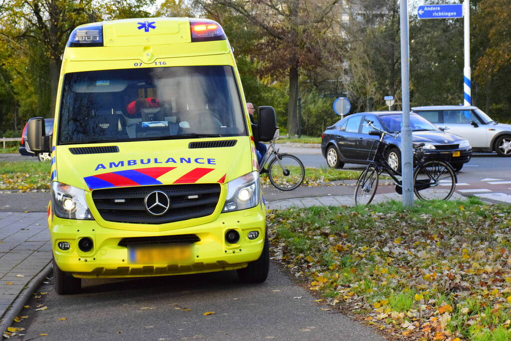 Fietsster op e-bike belandt op voorruit bij ongeluk