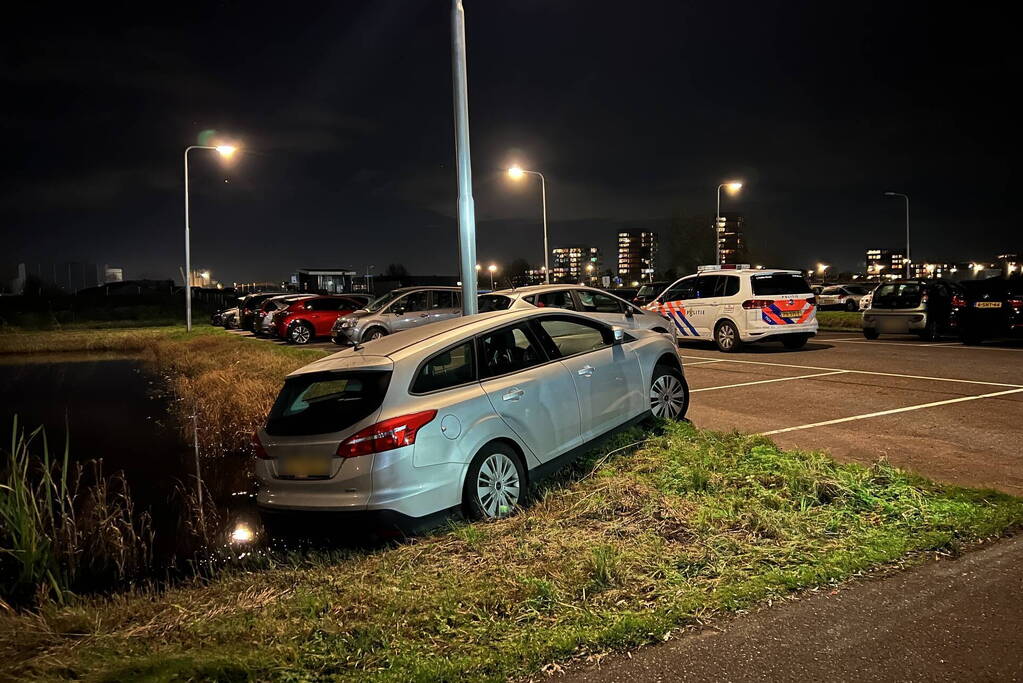Auto rolt sloot in