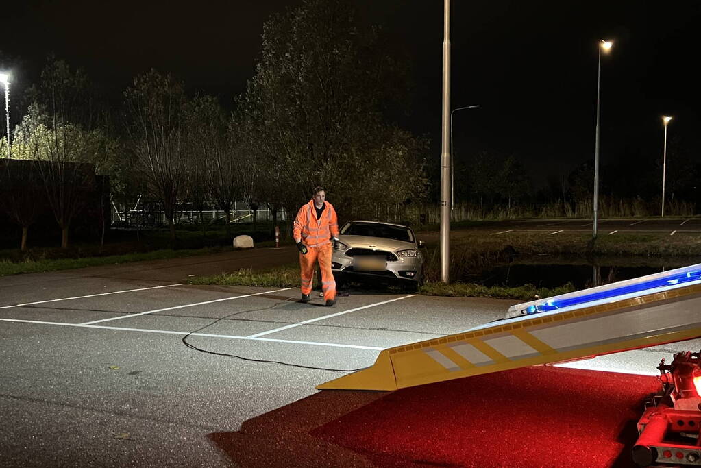 Auto rolt sloot in