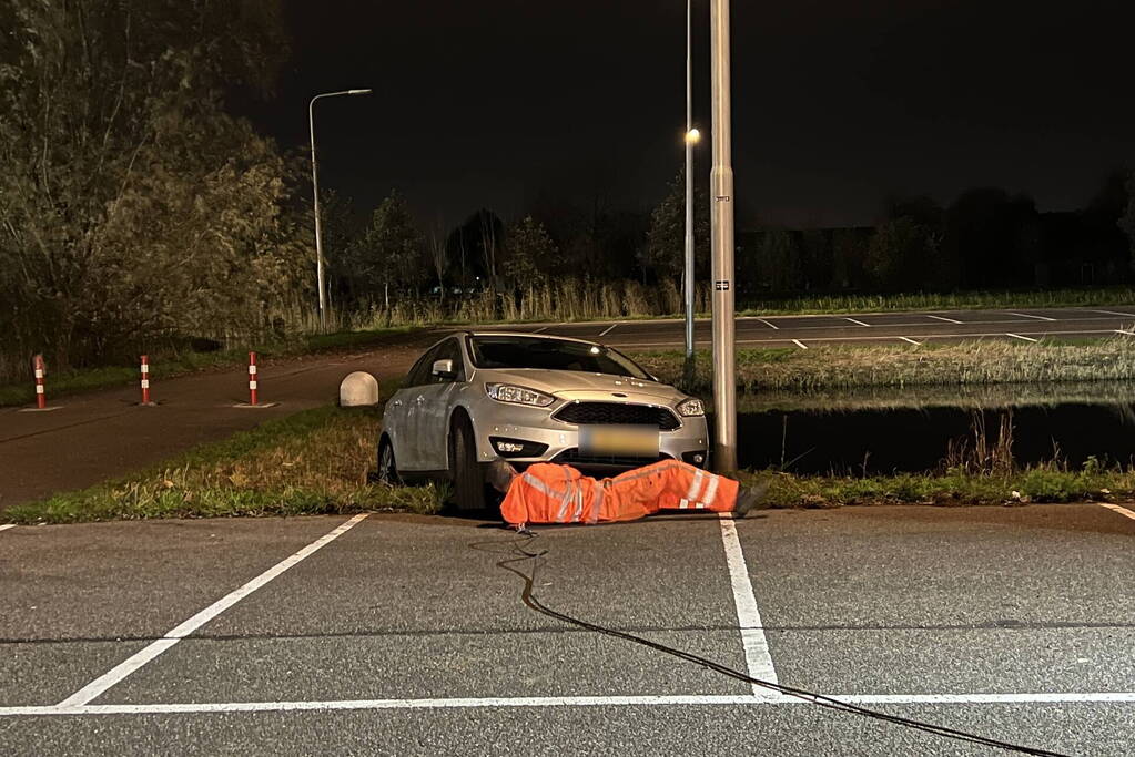 Auto rolt sloot in
