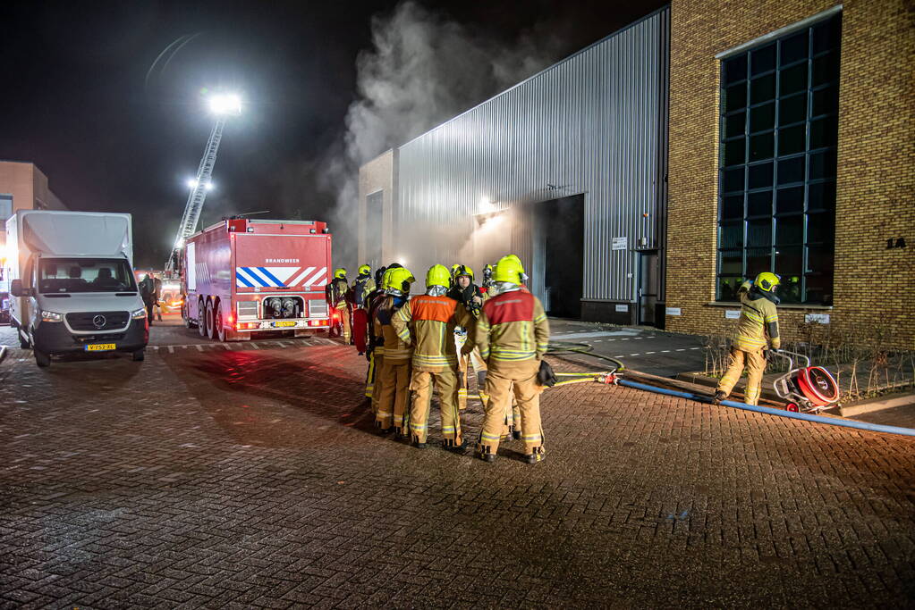 Flinke rookontwikkeling bij brand in bedrijfspand