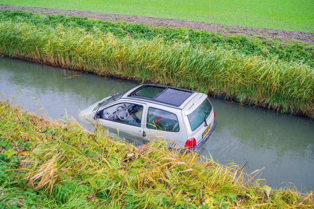 Automobilist belandt met auto in de sloot