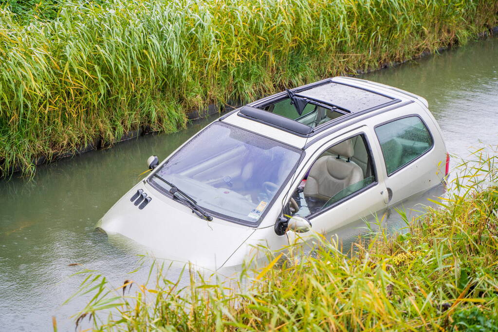 Automobilist belandt met auto in de sloot