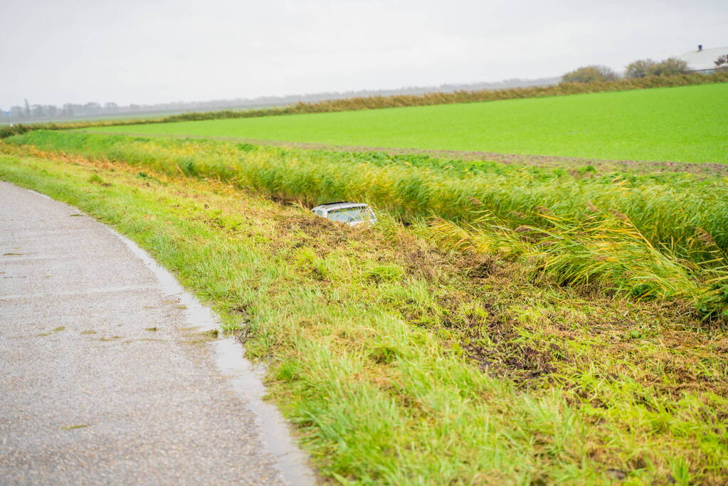 Automobilist belandt met auto in de sloot