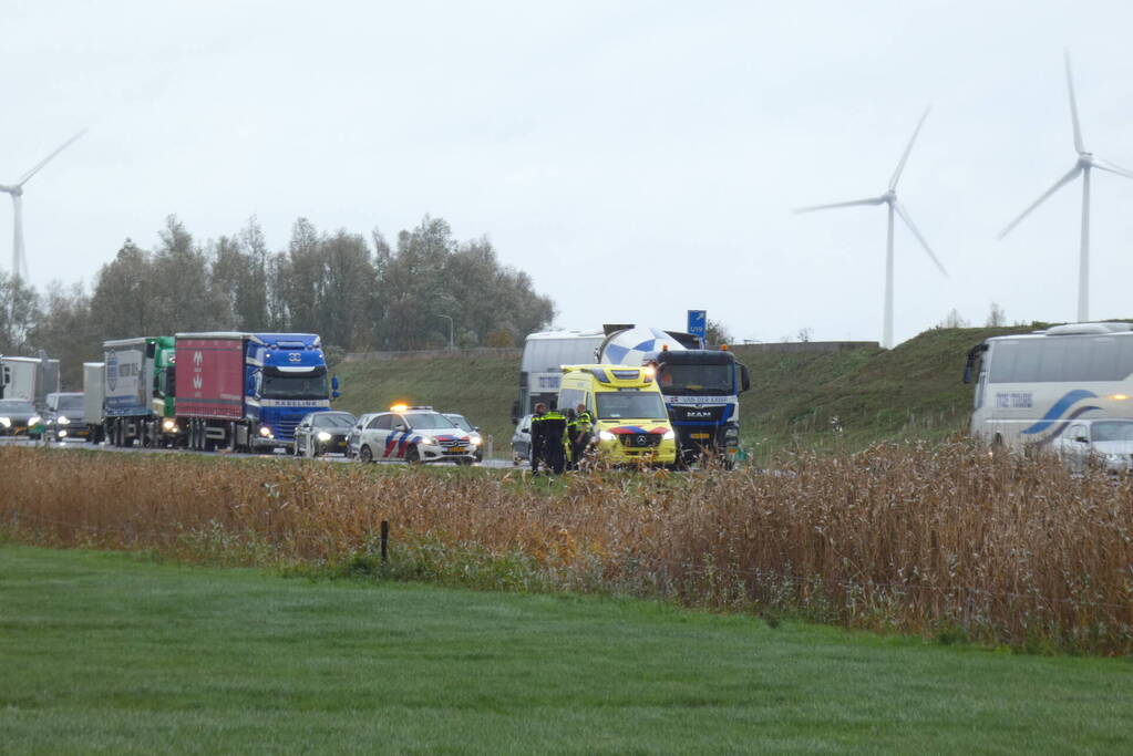 Bestelbus raakt van de weg