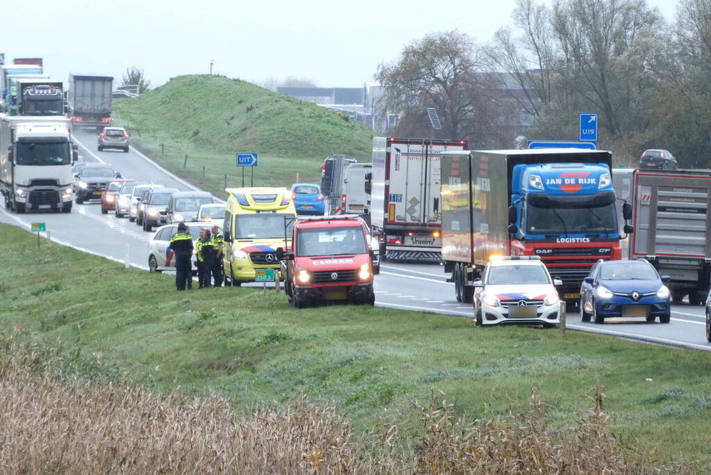 Bestelbus raakt van de weg