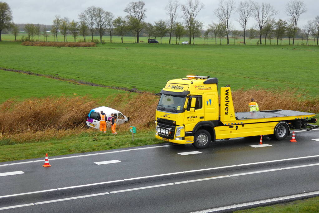 Bestelbus raakt van de weg