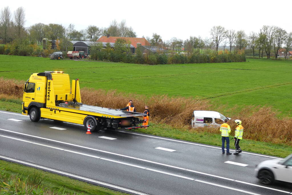 Bestelbus raakt van de weg