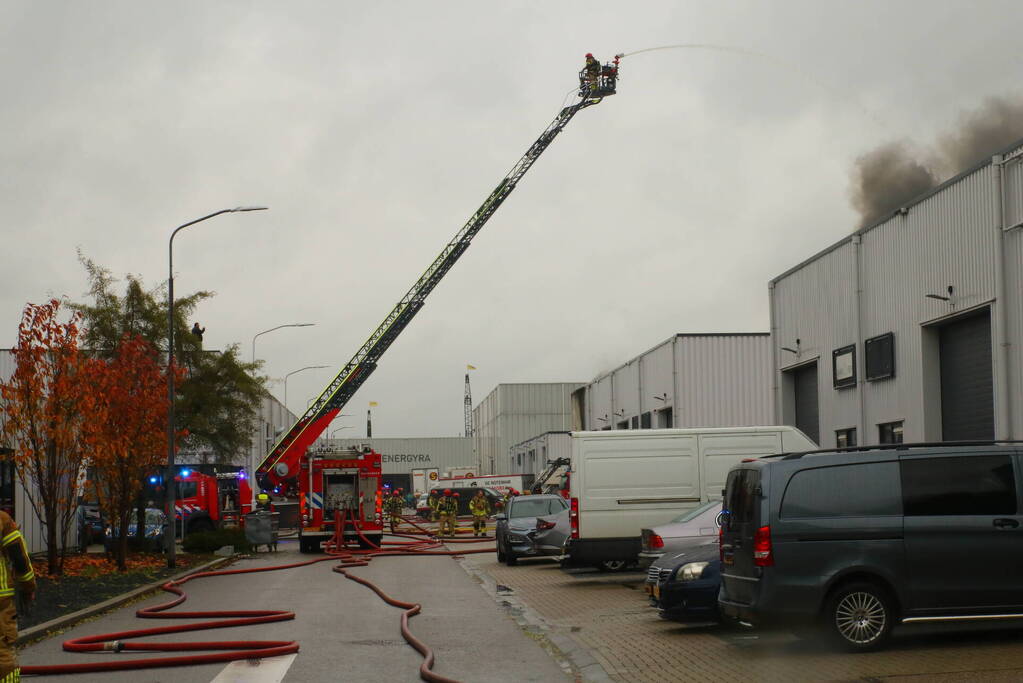 Zeer grote brand in loods