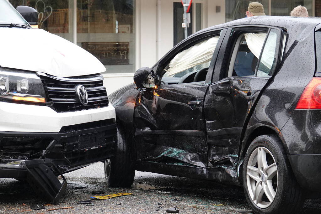 Bestelbus Enexis botst op personenauto