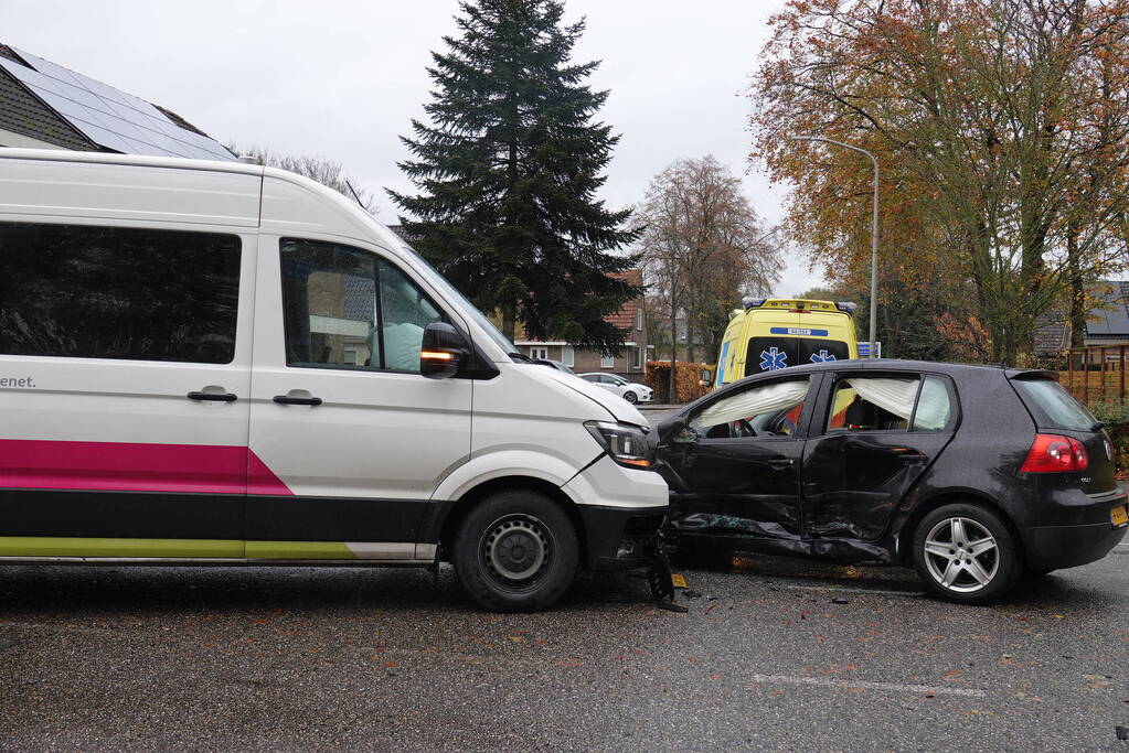 Bestelbus Enexis botst op personenauto