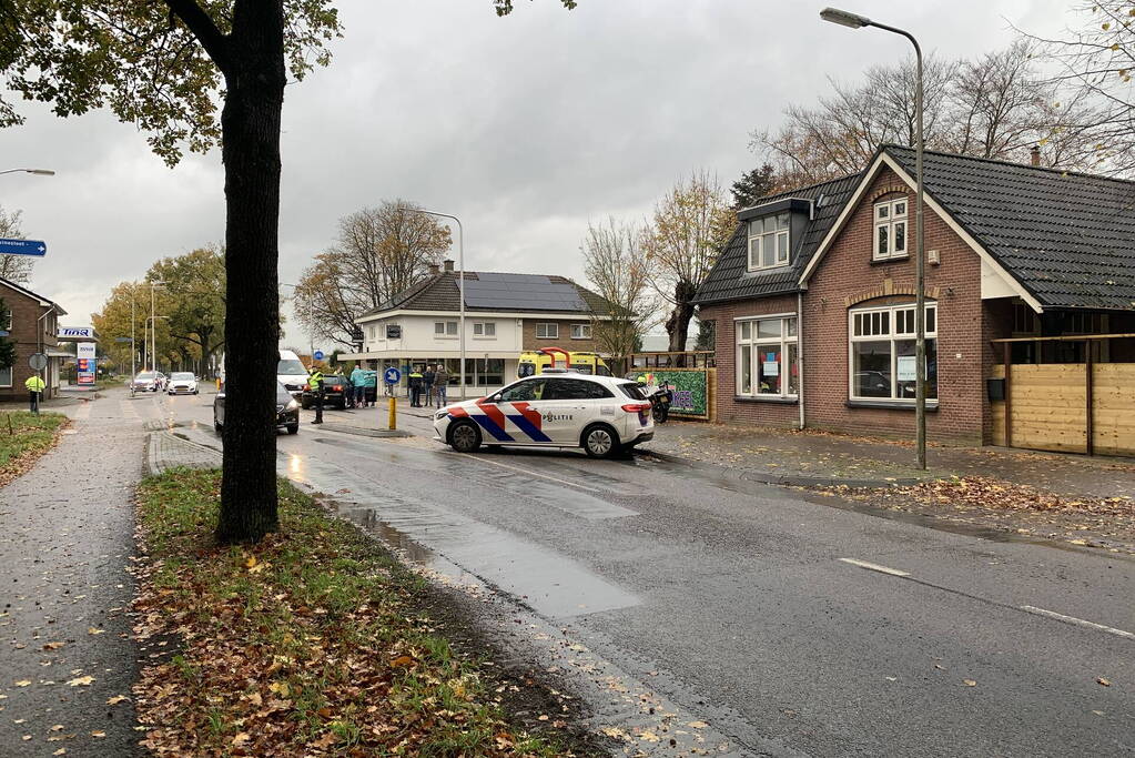 Bestelbus Enexis botst op personenauto