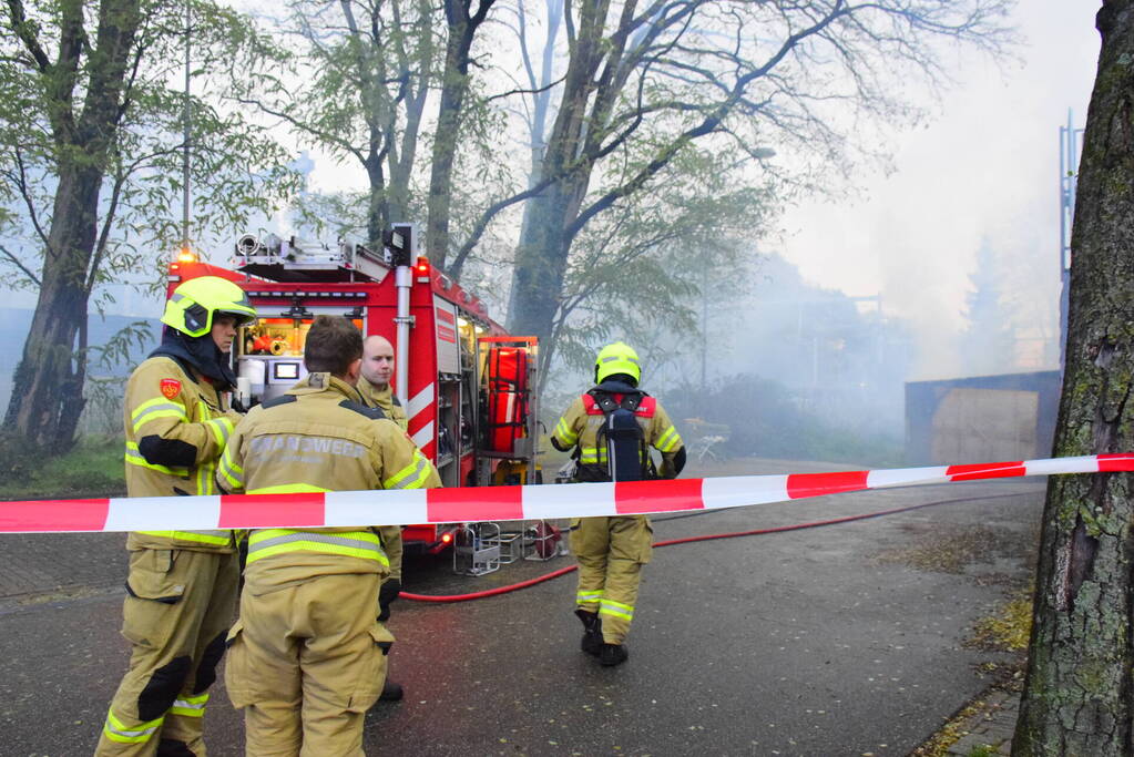 Brand in bijgebouw achter fietsenwinkel