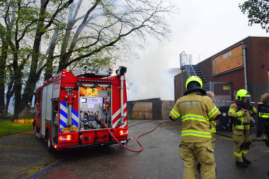 Brand in bijgebouw achter fietsenwinkel