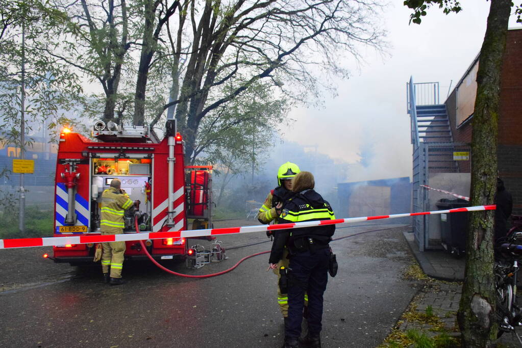 Brand in bijgebouw achter fietsenwinkel