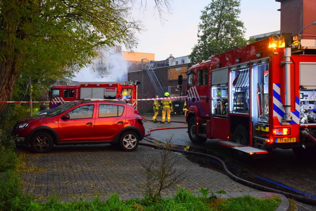 Brand in bijgebouw achter fietsenwinkel