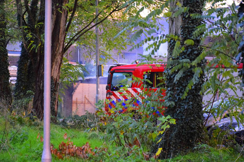 Brand in bijgebouw achter fietsenwinkel